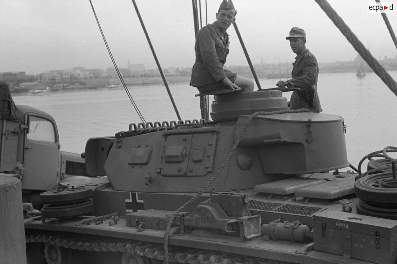 Pz.Kpfw. III Ausf.J (Fgst.Nr.68118) DAK Pz.Abt.190 {170}{a} unloading of a Pz.Kpfw.III Ausf.J tank in the port of Tripoli 1942.11.12.jpg